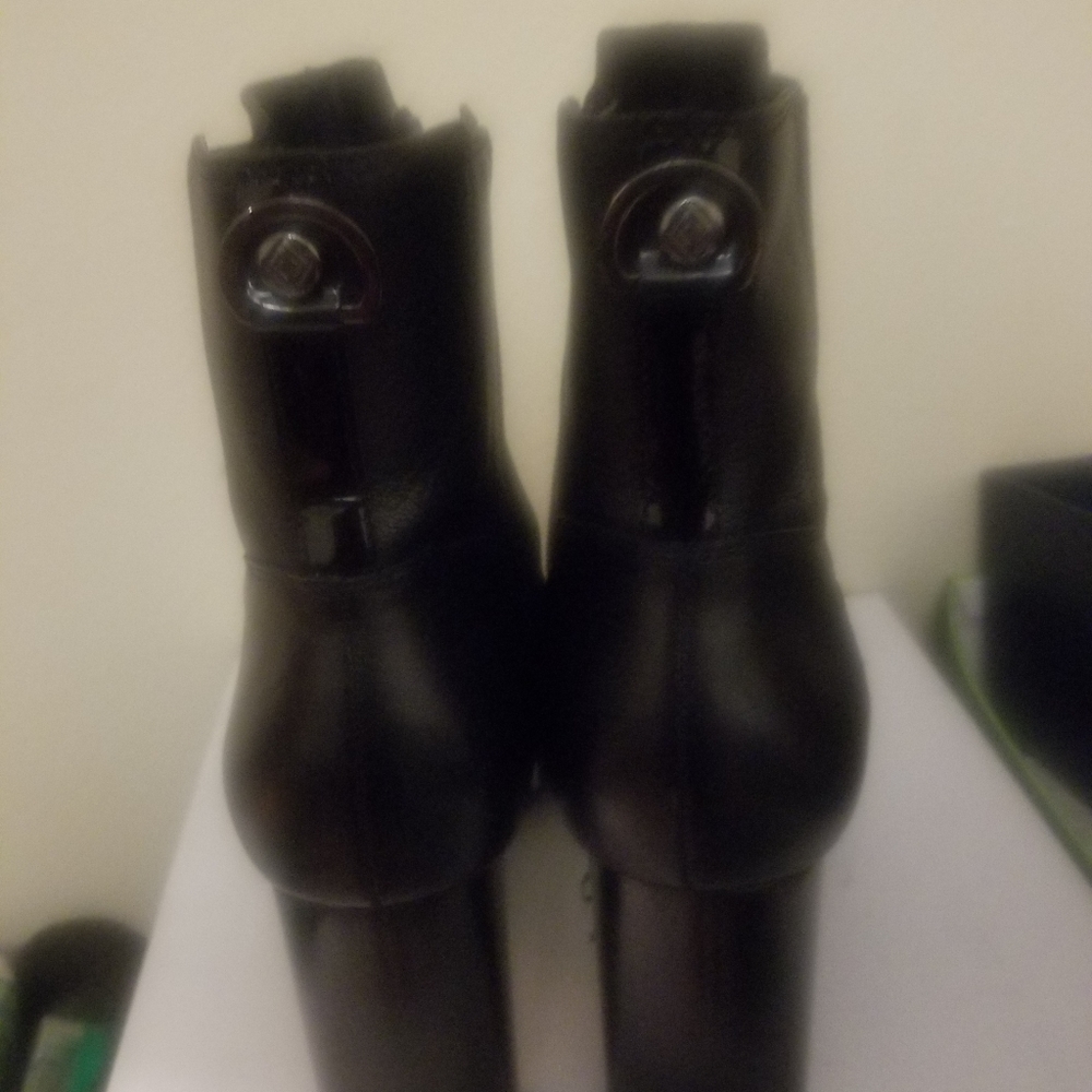 Boot - Picture 2 of 4